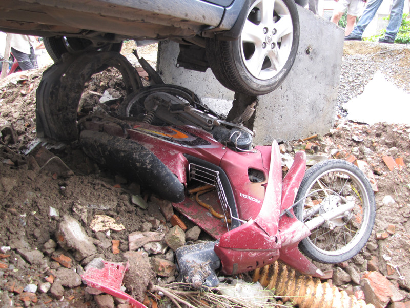 Chiếc xe Wave Alpha bị cuốn phăng, nghiền nát dưới gầm