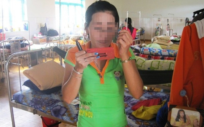 Đang điều trị bệnh AIDS giai đoạn cuối với thân xác tàn tạ nên ngày nào Dương cũng trang điểm để vớt vát lại chút nhan sắc, níu kéo tuổi thanh xuân 