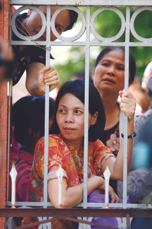 Phụ huynh hồi hộp ngóng chờ thí sinh thi ĐH-CĐ tại Hà Nội năm 2011