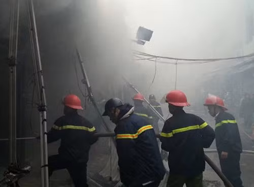 Lực lượng cứu hỏa tại hiện trường