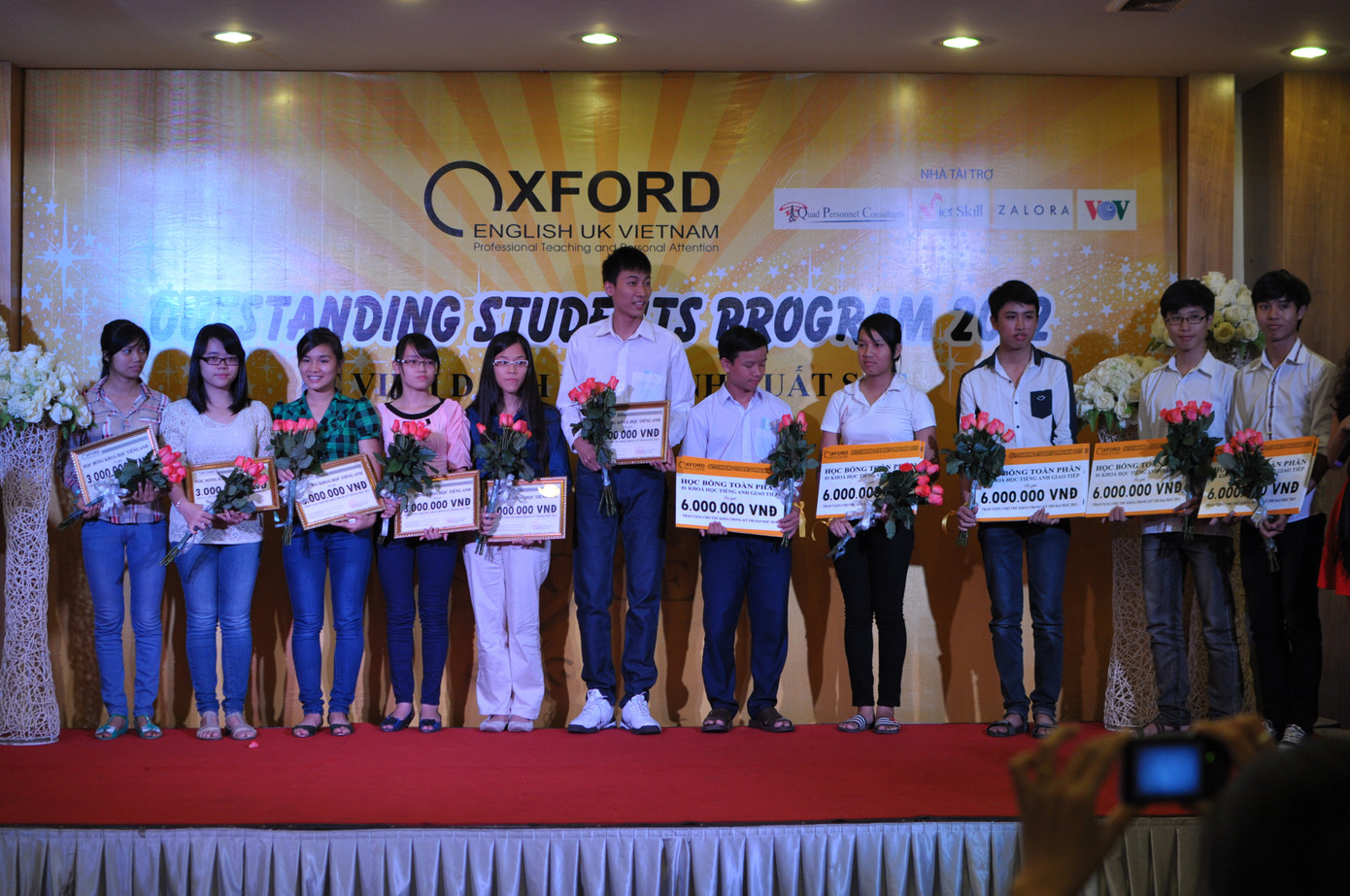 Các thủ khoa năm 2012 nhận học bổng