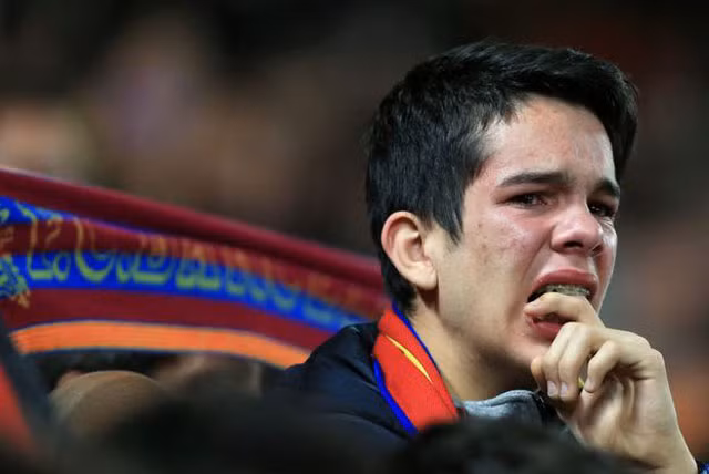 CĐV Barca khóc hết nước mắt, chỉ trích HLV Ernesto Valverde ảnh 1