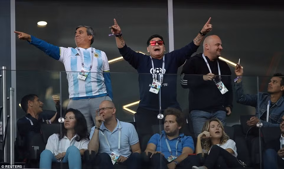 Phớt lờ lệnh cấm, Maradona phì phèo xì gà trên khán đài World Cup ảnh 2