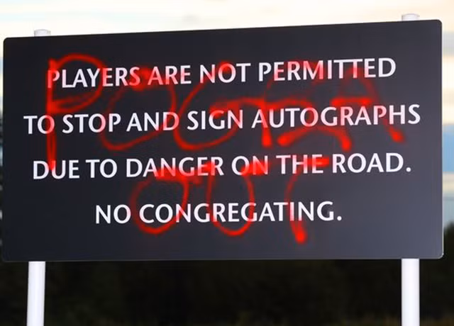 Liên tục 'gây họa', Paul Pogba bị CĐV M.U đuổi khỏi Old Trafford ảnh 1
