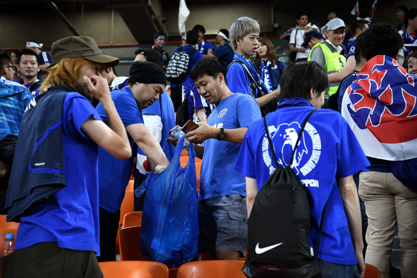 CĐV Nhật Bản gom rác trên khán đài, khiến cả thế giới ngưỡng mộ ảnh 11