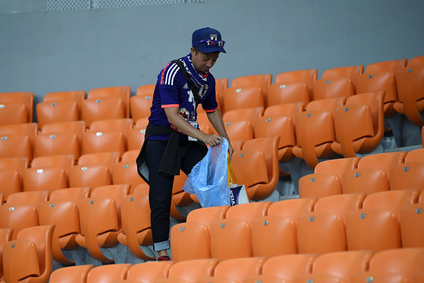 CĐV Nhật Bản gom rác trên khán đài, khiến cả thế giới ngưỡng mộ ảnh 2