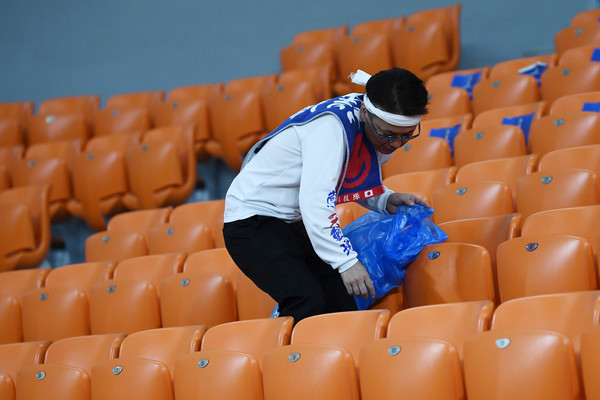 CĐV Nhật Bản gom rác trên khán đài, khiến cả thế giới ngưỡng mộ ảnh 4