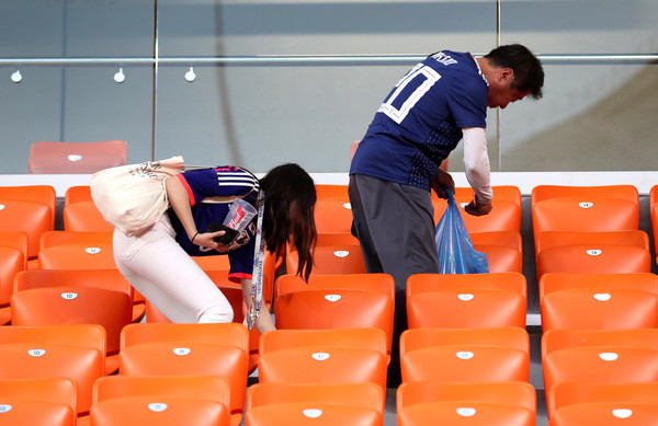 CĐV Nhật Bản gom rác trên khán đài, khiến cả thế giới ngưỡng mộ ảnh 8