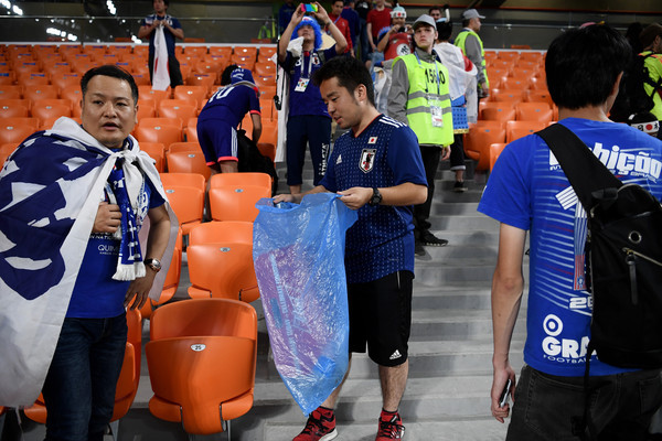 CĐV Nhật Bản gom rác trên khán đài, khiến cả thế giới ngưỡng mộ ảnh 9