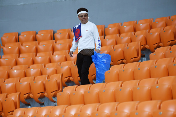 CĐV Nhật Bản gom rác trên khán đài, khiến cả thế giới ngưỡng mộ ảnh 3