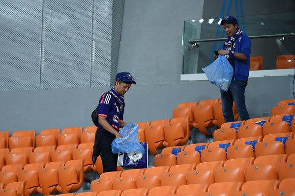 CĐV Nhật Bản gom rác trên khán đài, khiến cả thế giới ngưỡng mộ ảnh 7