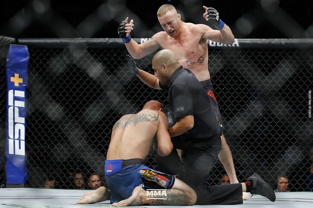 Võ sĩ Mỹ tung loạt đấm móc cực mạnh khiến ‘cao bồi' UFC ngã gục ảnh 6