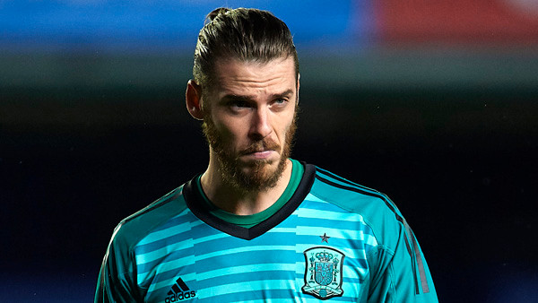 Lộ người 'xúi dại' De Gea bắt sai hướng quả penalty của Ronaldo ảnh 1