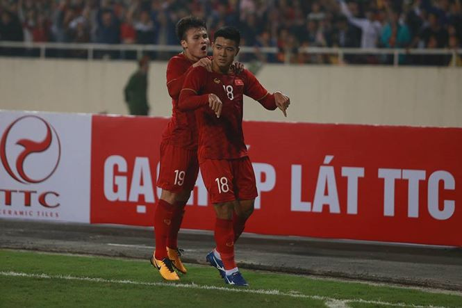 CĐV vỡ oà sau khi U23 Việt Nam đè bẹp Thái Lan, đoạt vé VCK U23 châu Á ảnh 15
