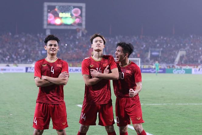 CĐV vỡ oà sau khi U23 Việt Nam đè bẹp Thái Lan, đoạt vé VCK U23 châu Á ảnh 25