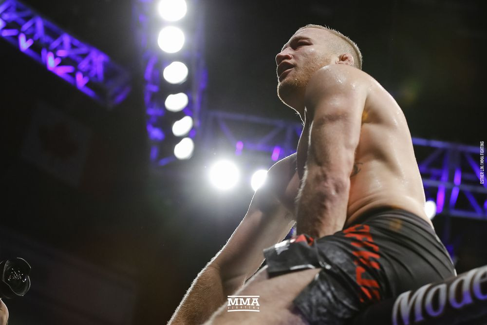 Võ sĩ Mỹ tung loạt đấm móc cực mạnh khiến ‘cao bồi' UFC ngã gục ảnh 7