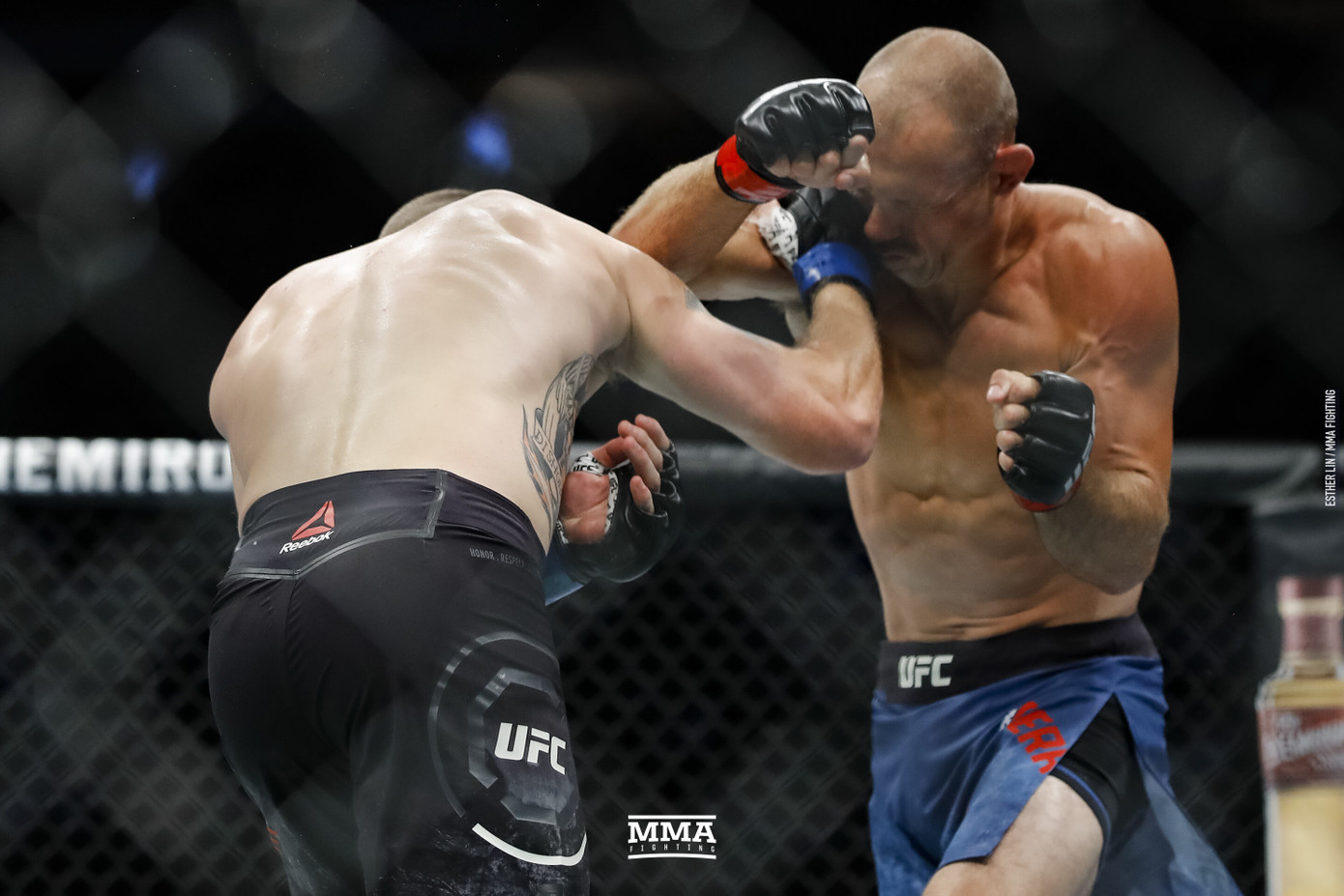 Võ sĩ Mỹ tung loạt đấm móc cực mạnh khiến ‘cao bồi' UFC ngã gục ảnh 2