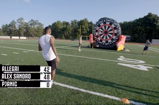 Clip: Cầu thủ Juve dùng bóng… thay phi tiêu ảnh 1