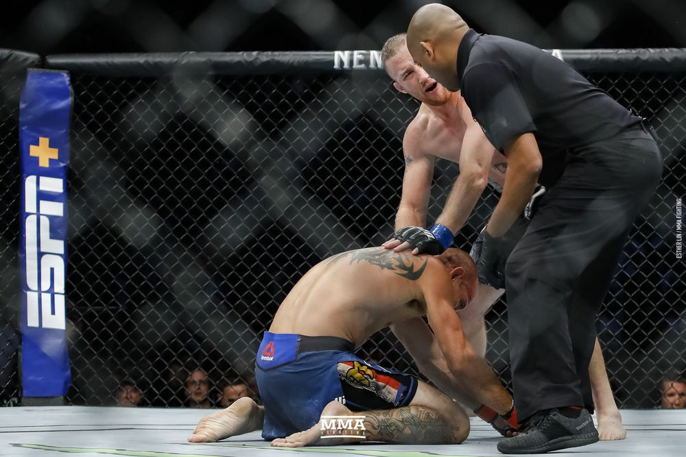 Võ sĩ Mỹ tung loạt đấm móc cực mạnh khiến ‘cao bồi' UFC ngã gục ảnh 5