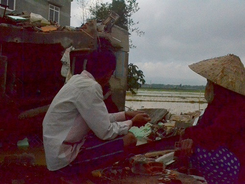 Bom nước cuốn mất nhà, của cải. Người dân chỉ biết nhìn vào đống đổ nát. Ảnh: Việt Hương