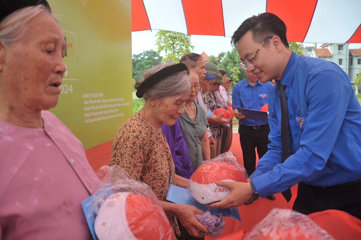 Anh Trần Quang Hưng - Phó Bí thư Thành Đoàn Hà Nội trao tặng các món quà cho người dân tại lễ ra quân Anh Trần Quang Hưng - Phó Bí thư Thành Đoàn Hà Nội trao tặng các món quà cho người dân tại lễ ra quân