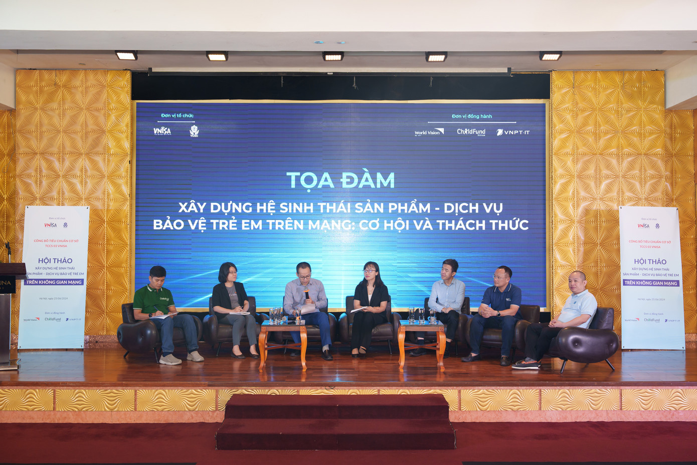 Các đại biểu trao đổi tại toạ đàm