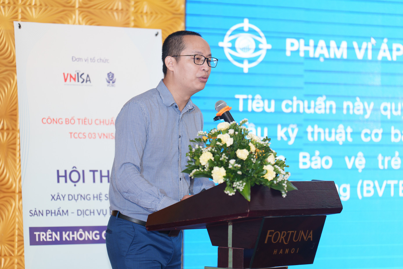 Ông Ngô Tuấn Anh - Phó Chủ tịch VNISA, Chủ nhiệm CLB VCSC giới thiệu về tiêu chuẩn cơ sở về “Yêu cầu kỹ thuật đối với sản phẩm, dịch vụ bảo vệ trẻ em trên môi trường mạng”.