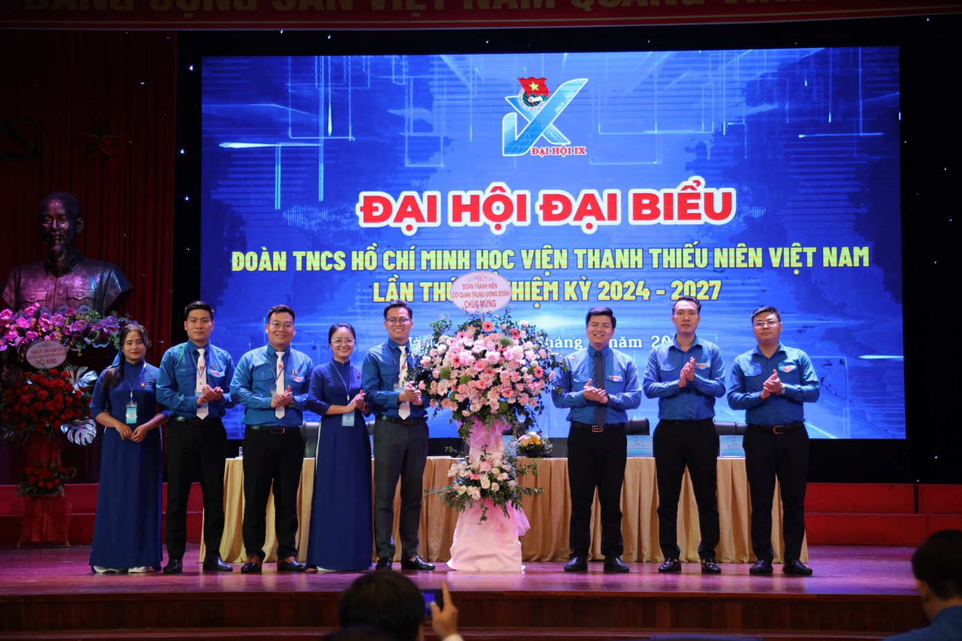 Đoàn cơ quan Trung ương Đoàn tặng hoa chúc mừng Đại hội Đoàn cơ quan Trung ương Đoàn tặng hoa chúc mừng Đại hội