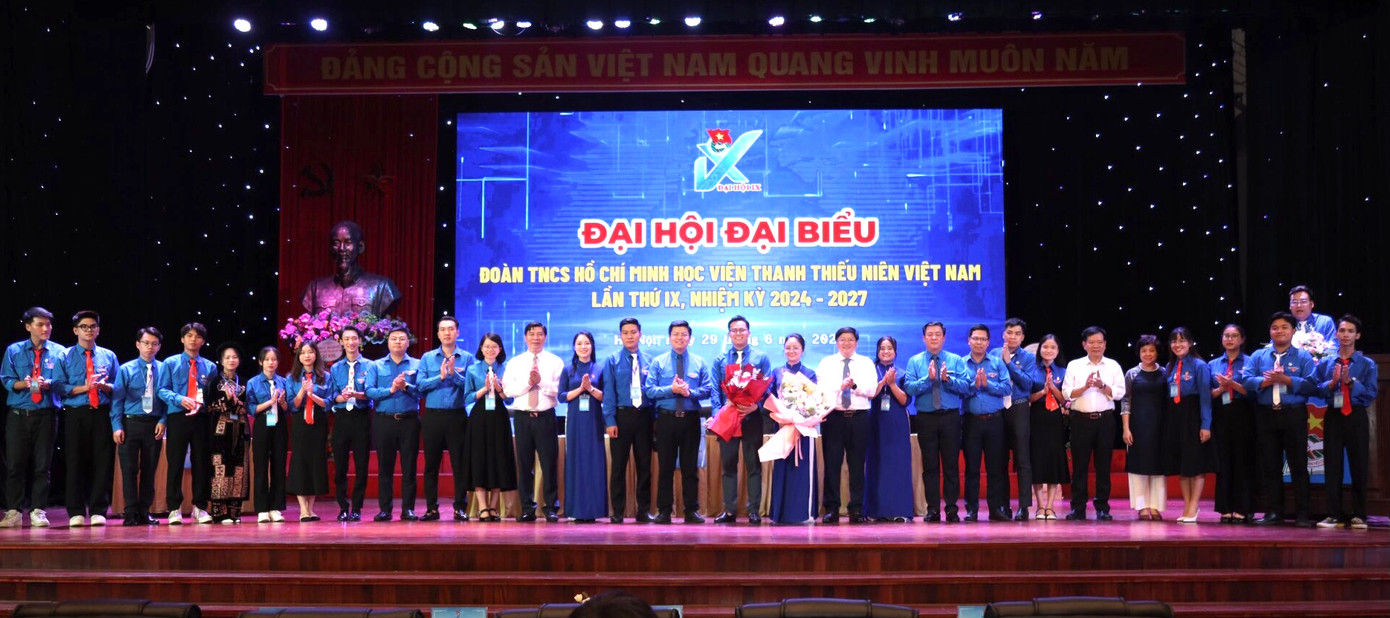 Các đại biểu tặng hoa chúc mừng Ban chấp hành Đoàn Thanh niên Học viện Thanh thiếu niên Việt Nam khoá IX, nhiệm kỳ 2024 - 2027 ra mắt Đại hội Các đại biểu tặng hoa chúc mừng Ban chấp hành Đoàn Thanh niên Học viện Thanh thiếu niên Việt Nam khoá IX, nhiệm kỳ 2024 - 2027 ra mắt Đại hội