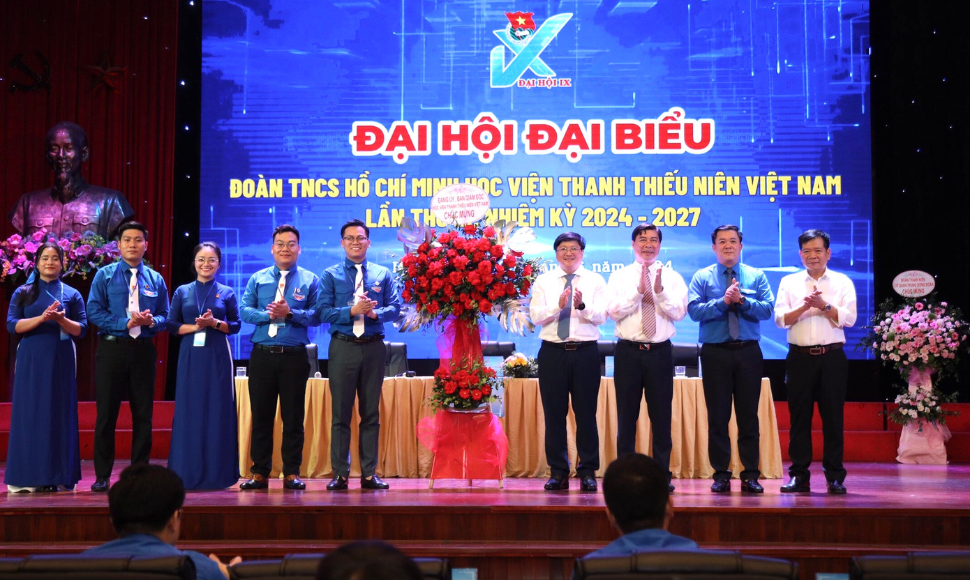 Lãnh đạo Học viện Thanh thiếu niên Việt Nam tặng hoa chúc mừng Đại hội Lãnh đạo Học viện Thanh thiếu niên Việt Nam tặng hoa chúc mừng Đại hội