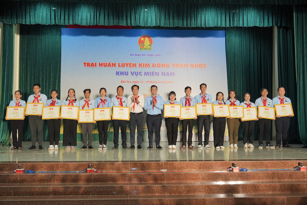 Hội đồng Đội T.Ư trao tặng Bằng khen cho 15 trại sinh có thành tích xuất sắc, tích cực tham gia các hoạt động tại trại Hội đồng Đội T.Ư trao tặng Bằng khen cho 15 trại sinh có thành tích xuất sắc, tích cực tham gia các hoạt động tại trại