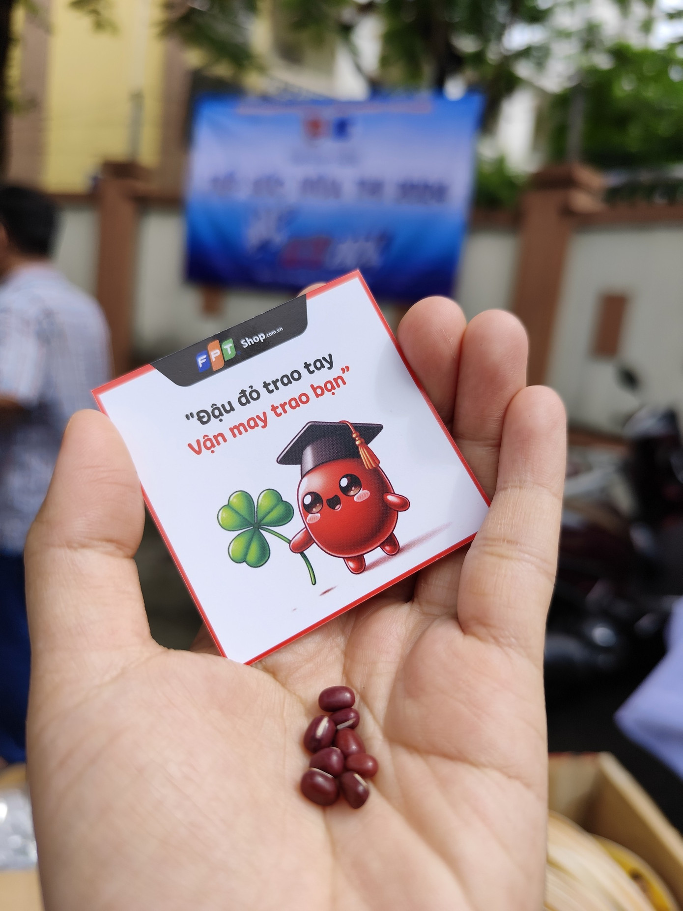 8 hạt đậu đỏ cùng thông điệp ý nghĩa tiếp thêm động lực tinh thần cho các sĩ tử vượt vũ môn. 8 hạt đậu đỏ cùng thông điệp ý nghĩa tiếp thêm động lực tinh thần cho các sĩ tử vượt vũ môn.