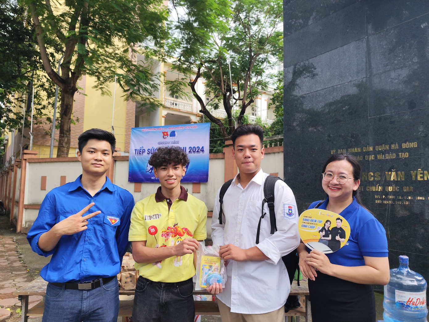 Các tình nguyện viên trao tặng sĩ tử túi quà nhỏ xinh chứa 8 hạt đậu đỏ độc đáo. Các tình nguyện viên trao tặng sĩ tử túi quà nhỏ xinh chứa 8 hạt đậu đỏ độc đáo.