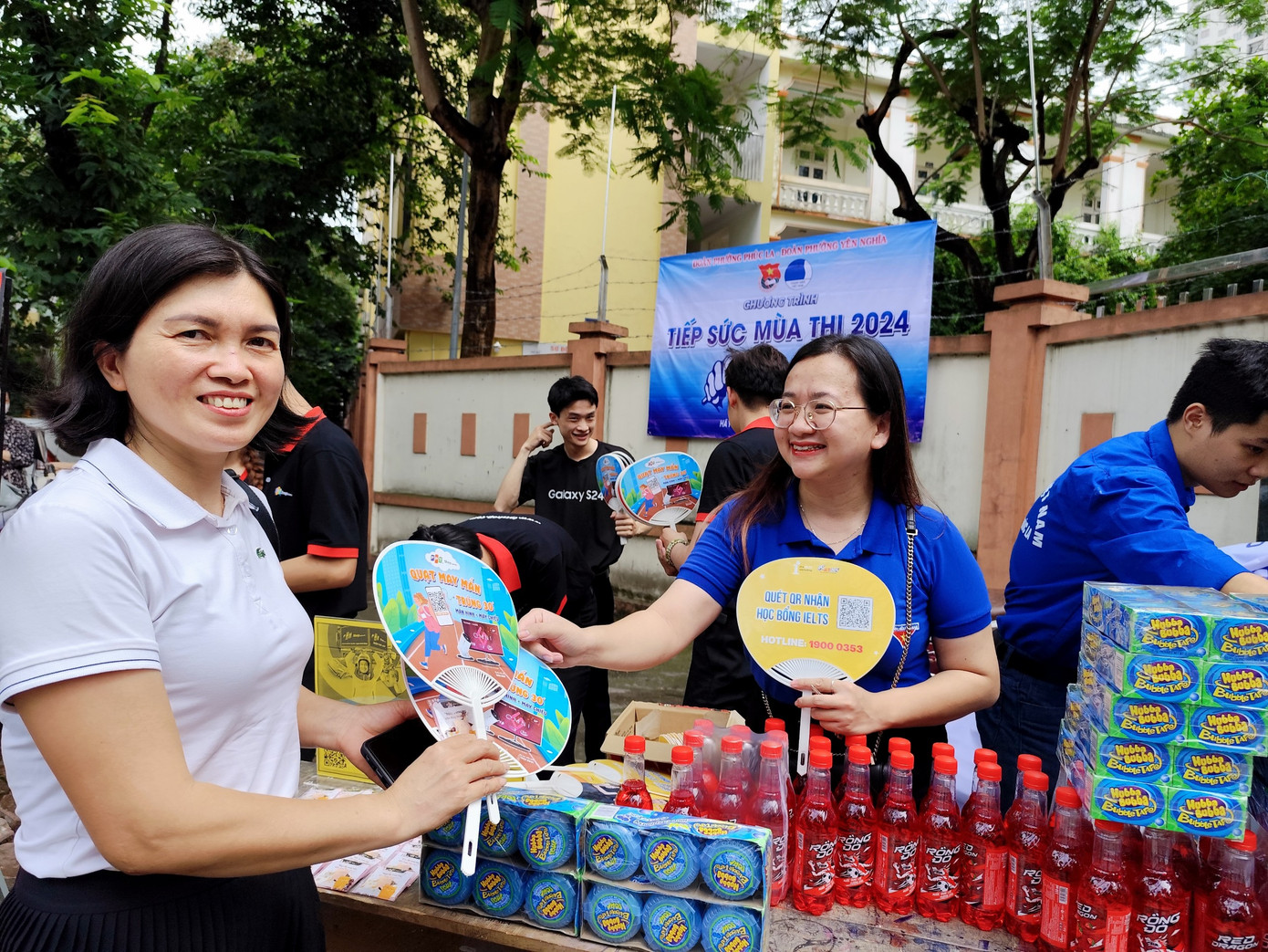 Ngoài món quà đậu đỏ, đội tình nguyện Tiếp sức mùa thi còn chuẩn bị nhiều món quà ý nghĩa trao tặng thí sinh và người nhà thí sinh Ngoài món quà đậu đỏ, đội tình nguyện Tiếp sức mùa thi còn chuẩn bị nhiều món quà ý nghĩa trao tặng thí sinh và người nhà thí sinh