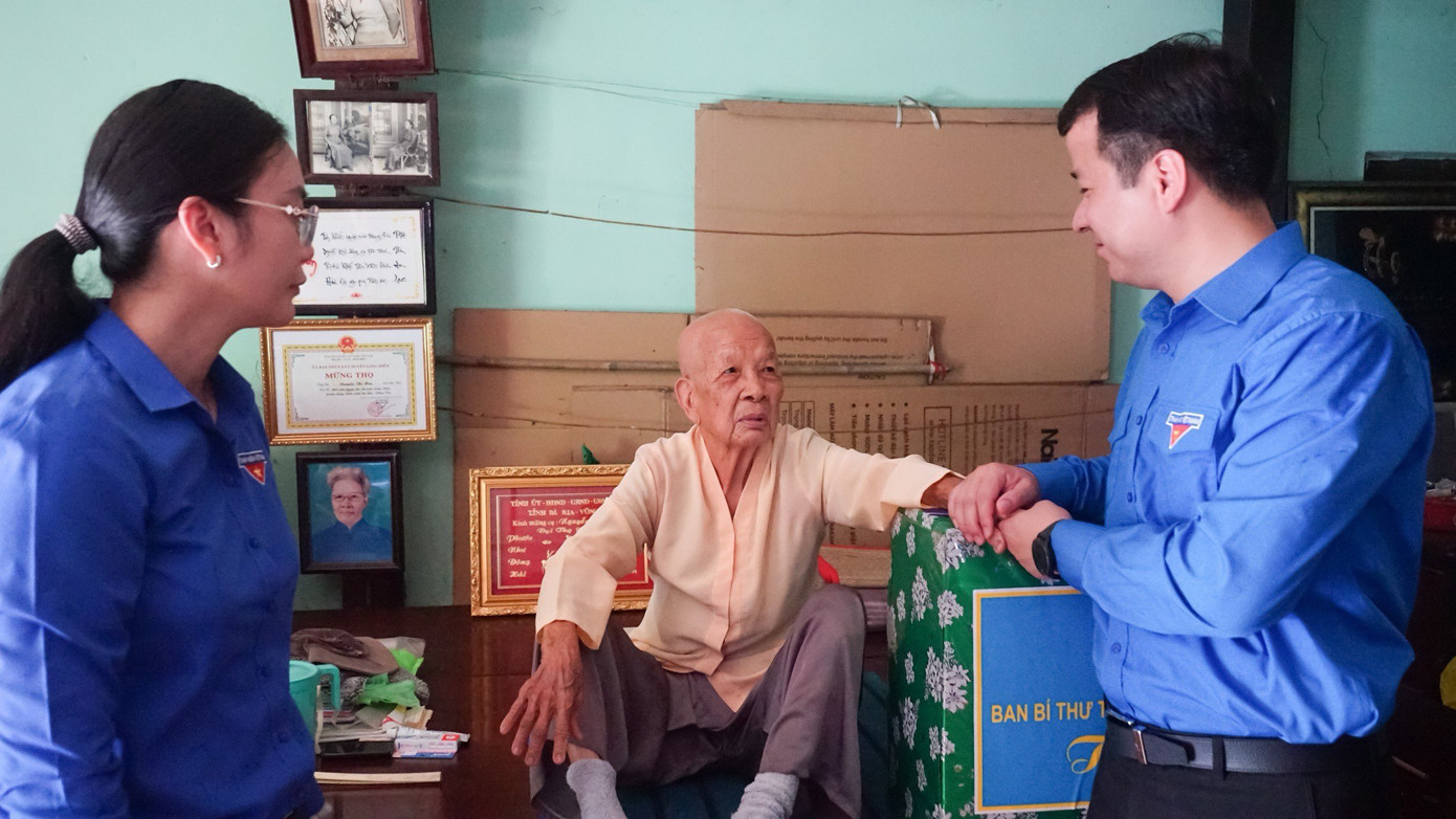 Bí thư T.Ư Đoàn Ngô Văn Cương tặng quà Mẹ Việt Nam Anh hùng trên địa bàn tỉnh Bà Rịa - Vũng Tàu