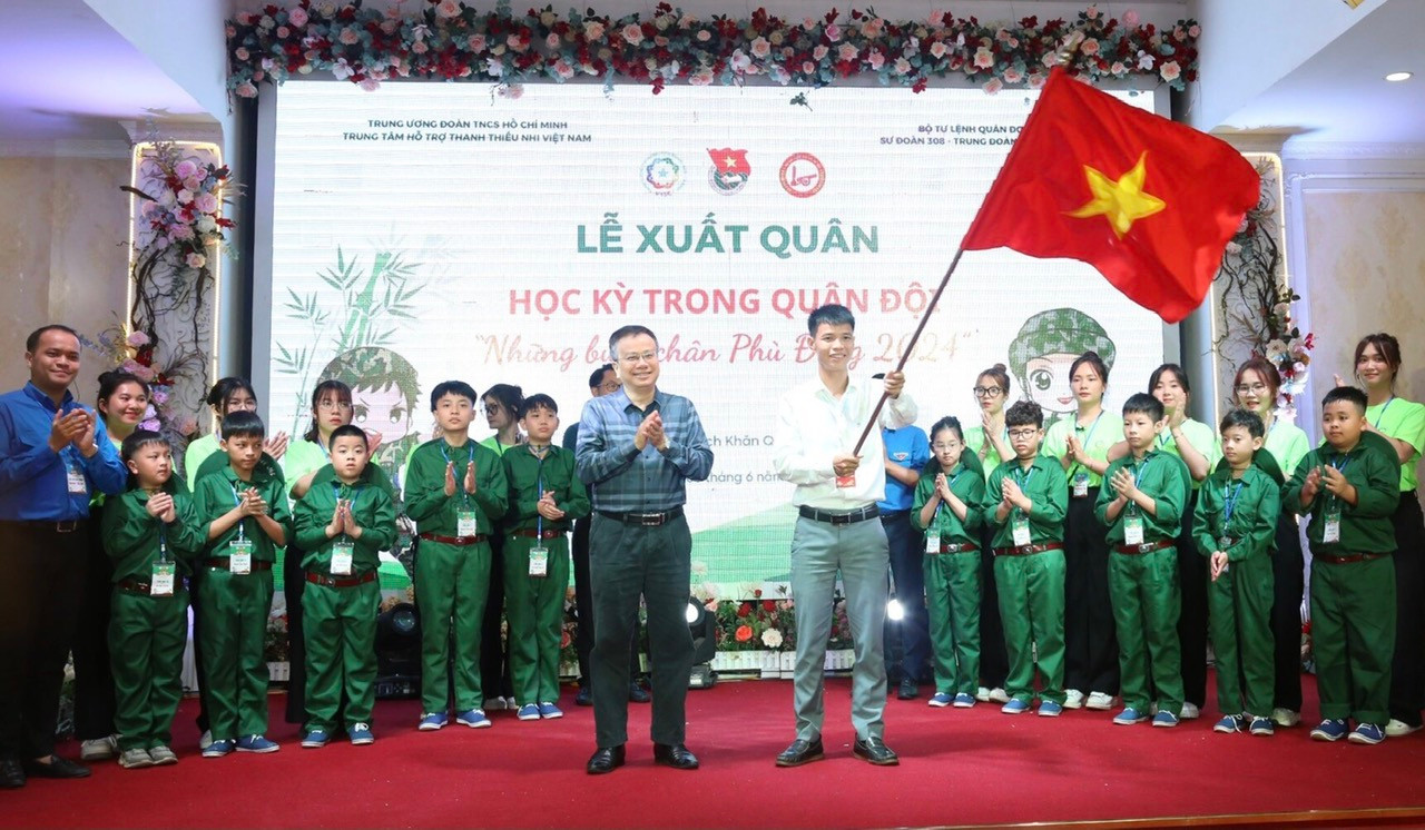 Anh Lê Ngọc Khánh - Phó Giám đốc Thường trực và anh Vũ Minh Thảo - Phó Giám đốc Trung tâm Hỗ trợ Thanh thiếu nhi Việt Nam làm lễ xuất quân "Học kỳ trong quân đội" - Những bước chân Phù Đổng năm 2024 Anh Lê Ngọc Khánh - Phó Giám đốc Thường trực và anh Vũ Minh Thảo - Phó Giám đốc Trung tâm Hỗ trợ Thanh thiếu nhi Việt Nam làm lễ xuất quân "Học kỳ trong quân đội" - Những bước chân Phù Đổng năm 2024