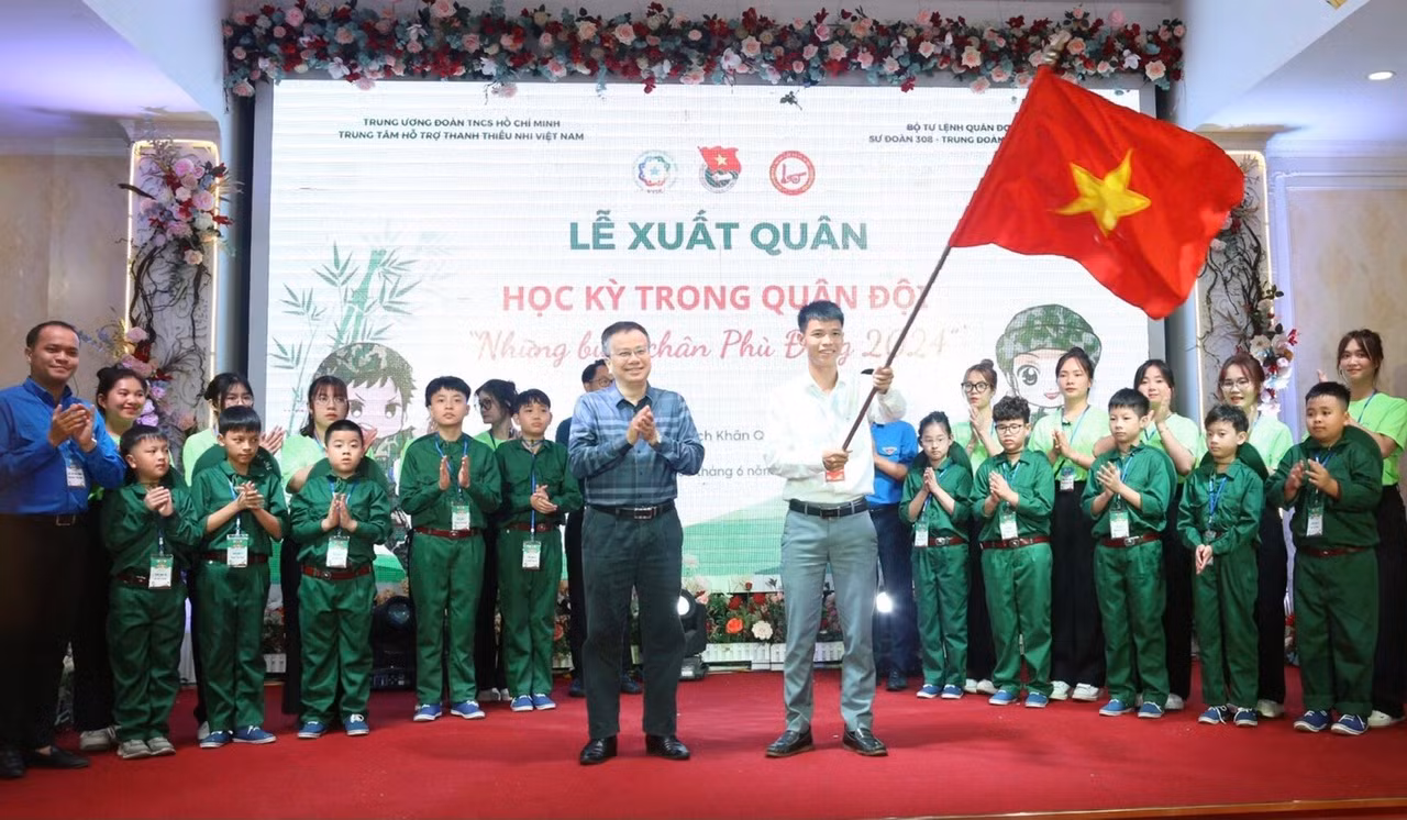 Anh Lê Ngọc Khánh - Phó Giám đốc Thường trực và anh Vũ Minh Thảo - Phó Giám đốc Trung tâm Hỗ trợ Thanh thiếu nhi Việt Nam làm lễ xuất quân "Học kỳ trong quân đội" - Những bước chân Phù Đổng năm 2024