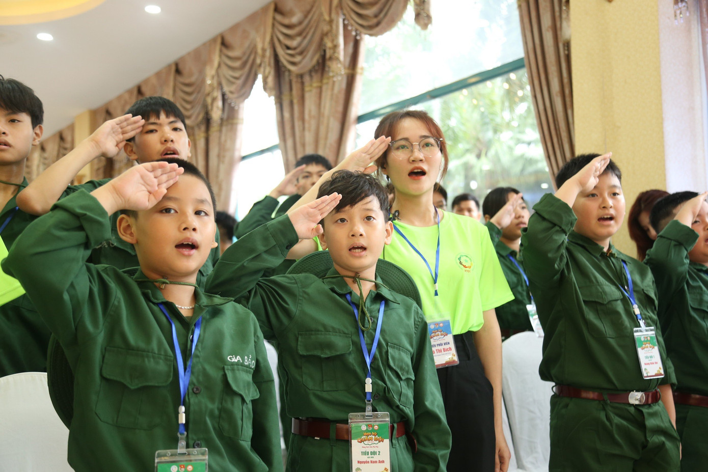 Các "chiến sĩ nhí" và tình nguyện viên làm lễ chào cờ trước lễ xuất quân Các "chiến sĩ nhí" và tình nguyện viên làm lễ chào cờ trước lễ xuất quân