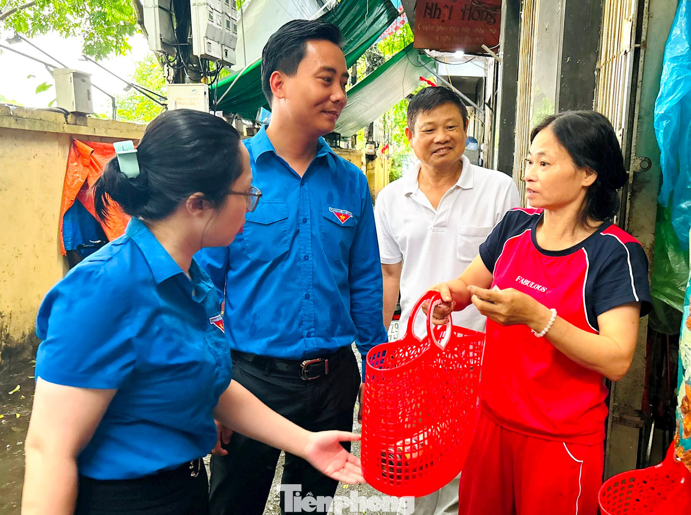 Trao tặng thùng rác, làn đi chợ cho người dân. Trao tặng thùng rác, làn đi chợ cho người dân.