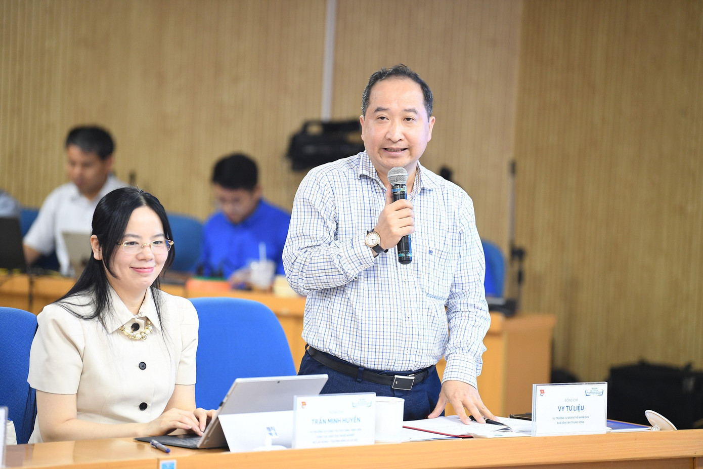 Các đại biểu trao đổi tại hội nghị