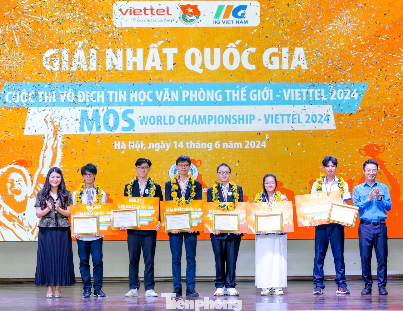 Bí thư T.Ư Đoàn Nguyễn Tường Lâm và bà Đoàn Nguyễn Vân Khanh -Phó Tổng Giám đốc Tổ chức Giáo dục IIG Việt Nam trao tặng giải Nhất cho 6 nhà vô địch quốc gia