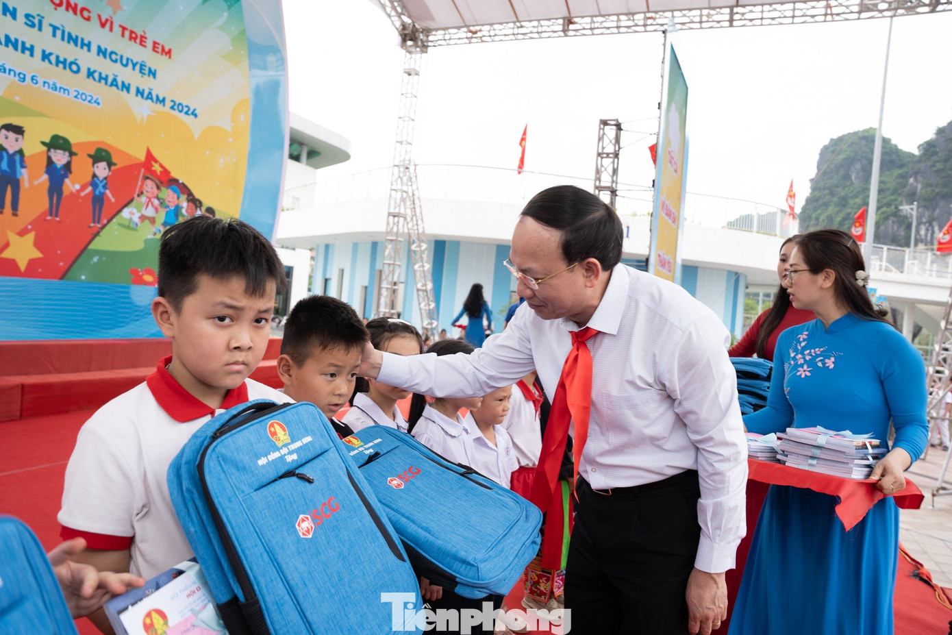 Ông Nguyễn Xuân Ký - Ủy viên T.Ư Đảng, Bí thư Tỉnh ủy Quảng Ninh trao tặng quà cho thiếu nhi vượt khó, vươn lên trong học tập trên địa bàn tỉnh Quảng Ninh. Ông Nguyễn Xuân Ký - Ủy viên T.Ư Đảng, Bí thư Tỉnh ủy Quảng Ninh trao tặng quà cho thiếu nhi vượt khó, vươn lên trong học tập trên địa bàn tỉnh Quảng Ninh.