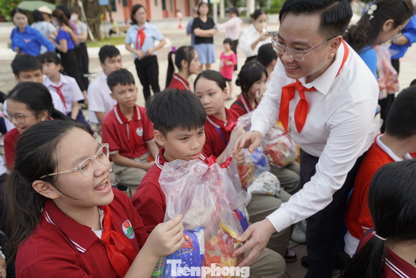 Các đại biểu tặng quà cho thiếu nhi tham gia chương trình khai mạc hè 2024. Ảnh: Hoàng Dương Các đại biểu tặng quà cho thiếu nhi tham gia chương trình khai mạc hè 2024. Ảnh: Hoàng Dương
