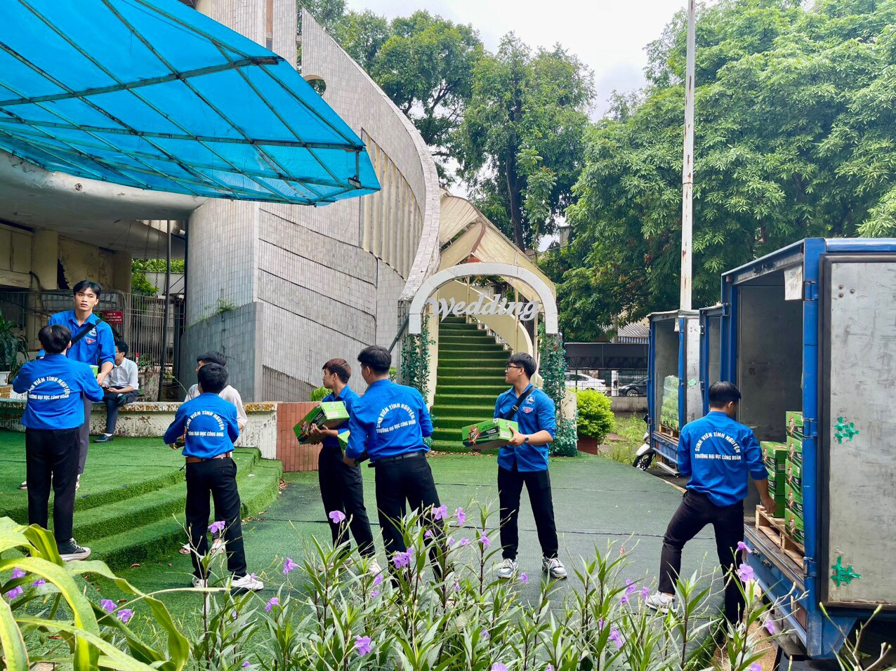 Các tình nguyện viên tiếp nhận các vật phẩm phục vụ chương trình Tiếp sức mùa thi đợt 2 năm 2024 Các tình nguyện viên tiếp nhận các vật phẩm phục vụ chương trình Tiếp sức mùa thi đợt 2 năm 2024