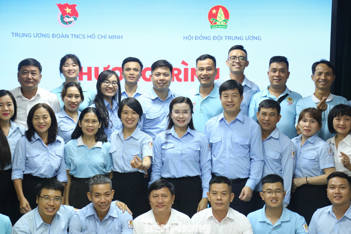 Chị Nguyễn Phạm Duy Trang - Bí thư T.Ư Đoàn, Chủ tịch Hội đồng Đội T.Ư cùng các đại biểu chụp ảnh lưu niệm. Chị Nguyễn Phạm Duy Trang - Bí thư T.Ư Đoàn, Chủ tịch Hội đồng Đội T.Ư cùng các đại biểu chụp ảnh lưu niệm.