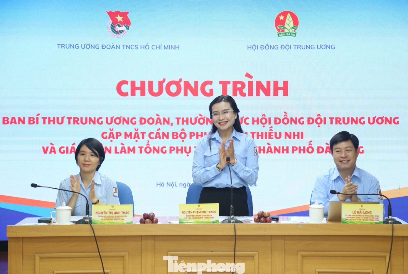 Chị Nguyễn Phạm Duy Trang - Bí thư T.Ư Đoàn, Chủ tịch Hội đồng Đội T.Ư chào mừng các cán bộ phụ trách thiếu nhi và giáo viên làm Tổng phụ trách Đội TP. Đà Nẵng tham dự buổi gặp mặt. Chị Nguyễn Phạm Duy Trang - Bí thư T.Ư Đoàn, Chủ tịch Hội đồng Đội T.Ư chào mừng các cán bộ phụ trách thiếu nhi và giáo viên làm Tổng phụ trách Đội TP. Đà Nẵng tham dự buổi gặp mặt.