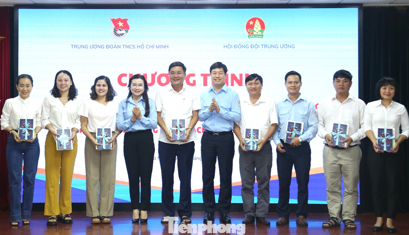 Chị Nguyễn Phạm Duy Trang- Bí thư T.Ư Đoàn, Chủ tịch Hội đồng Đội T.Ư; anh Lê Hải Long - Trưởng ban công tác thiếu nhi T.Ư Đoàn, Phó chủ tịch thường trực Hội đồng Đội T.Ư tặng quà lưu niệm các đại biểu. Chị Nguyễn Phạm Duy Trang- Bí thư T.Ư Đoàn, Chủ tịch Hội đồng Đội T.Ư; anh Lê Hải Long - Trưởng ban công tác thiếu nhi T.Ư Đoàn, Phó chủ tịch thường trực Hội đồng Đội T.Ư tặng quà lưu niệm các đại biểu.