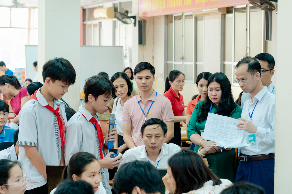 Các thí sinh, nhóm thí sinh trình bày sản phẩm của mình với ban giám khảo hội thi