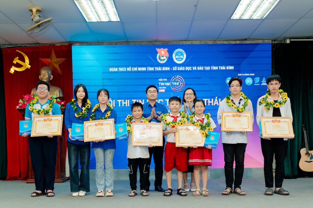 Ban tổ chức trao giải thưởng cho các thí sinh đạt giải nhì