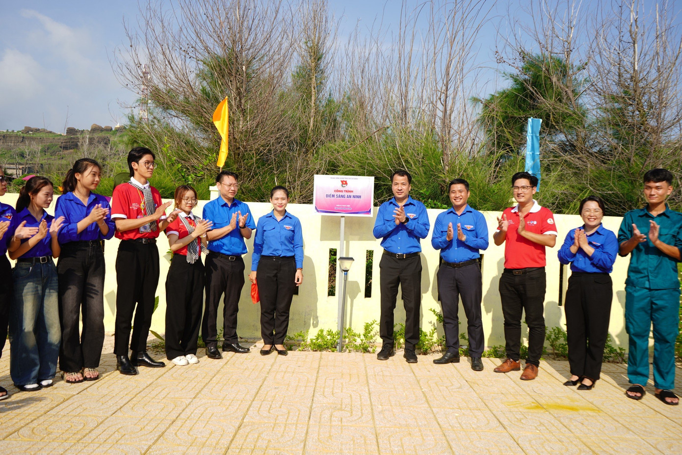 Bí thư T.Ư Đoàn Ngô Văn Cương và các đại biểu khánh thành, trao tặng các công trình thanh niên tại huyện đảo Phú Quý. Ảnh: Anh Châu Bí thư T.Ư Đoàn Ngô Văn Cương và các đại biểu khánh thành, trao tặng các công trình thanh niên tại huyện đảo Phú Quý. Ảnh: Anh Châu